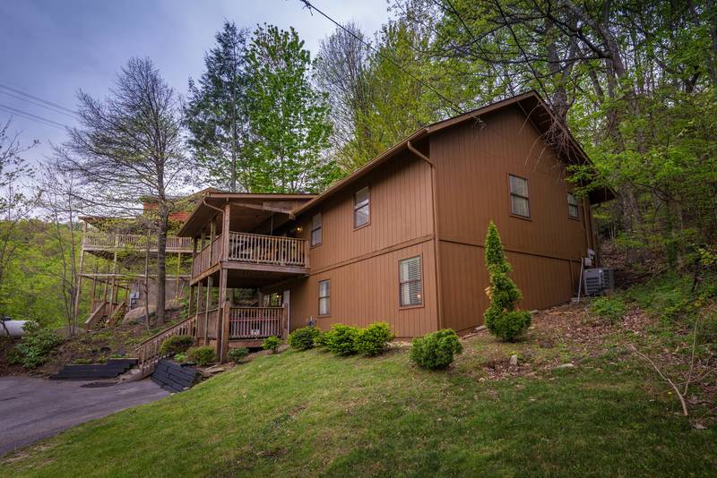 Gatlinburg Three Bedroom Gameroom Mountain ViewChair Lift ViewHot Tub
