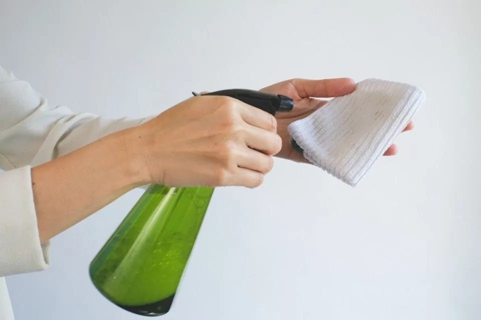 How to Clean TV Screen Without Streaks (Expert's Advice)