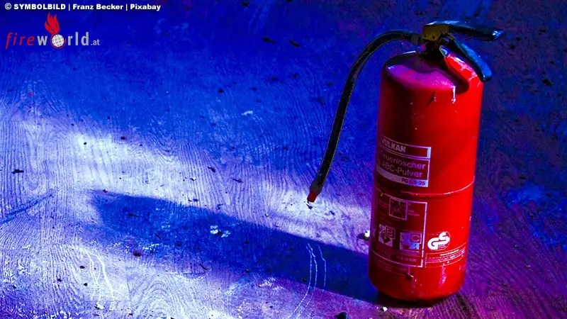 D Feuerlöscher fällt zu Boden und schießt aus der Verpackung → zwei