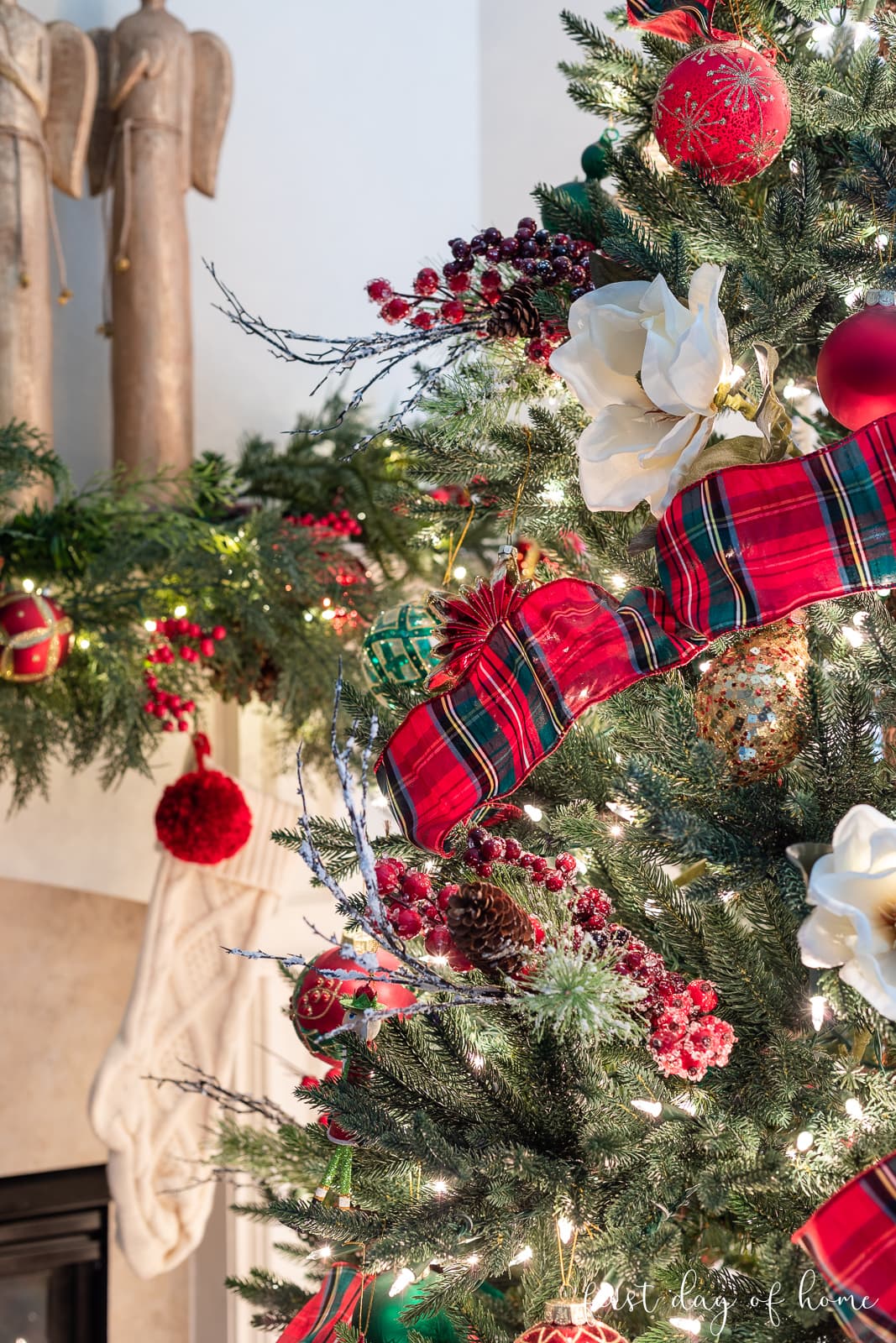 How to Style a Beautiful Plaid Christmas Tree (2022)