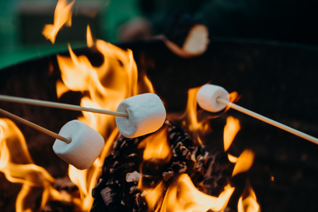 10 recettes de chamallow à tester autour d'un feu de camp cet été Fizzer