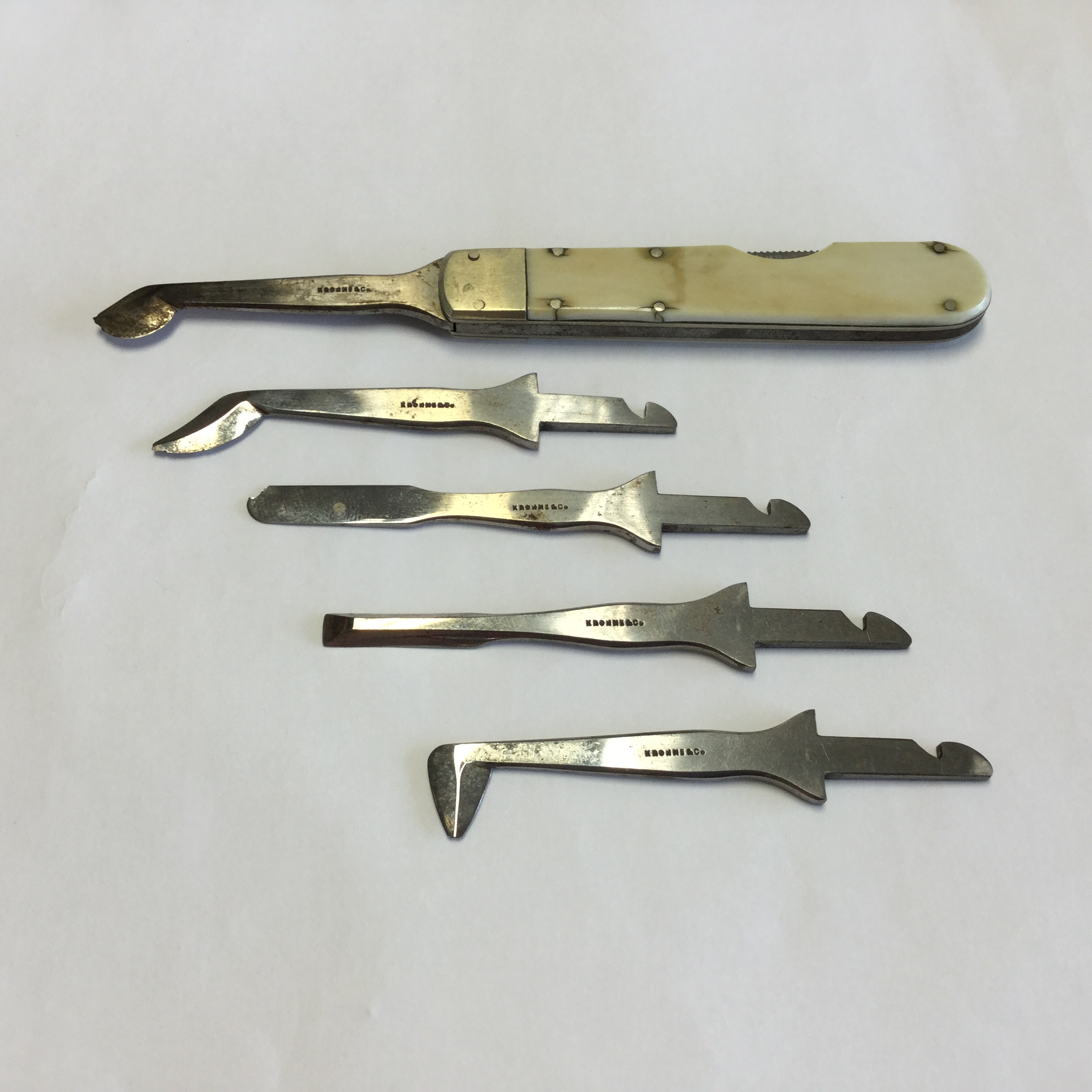 Folding gum lancet Fleaglass