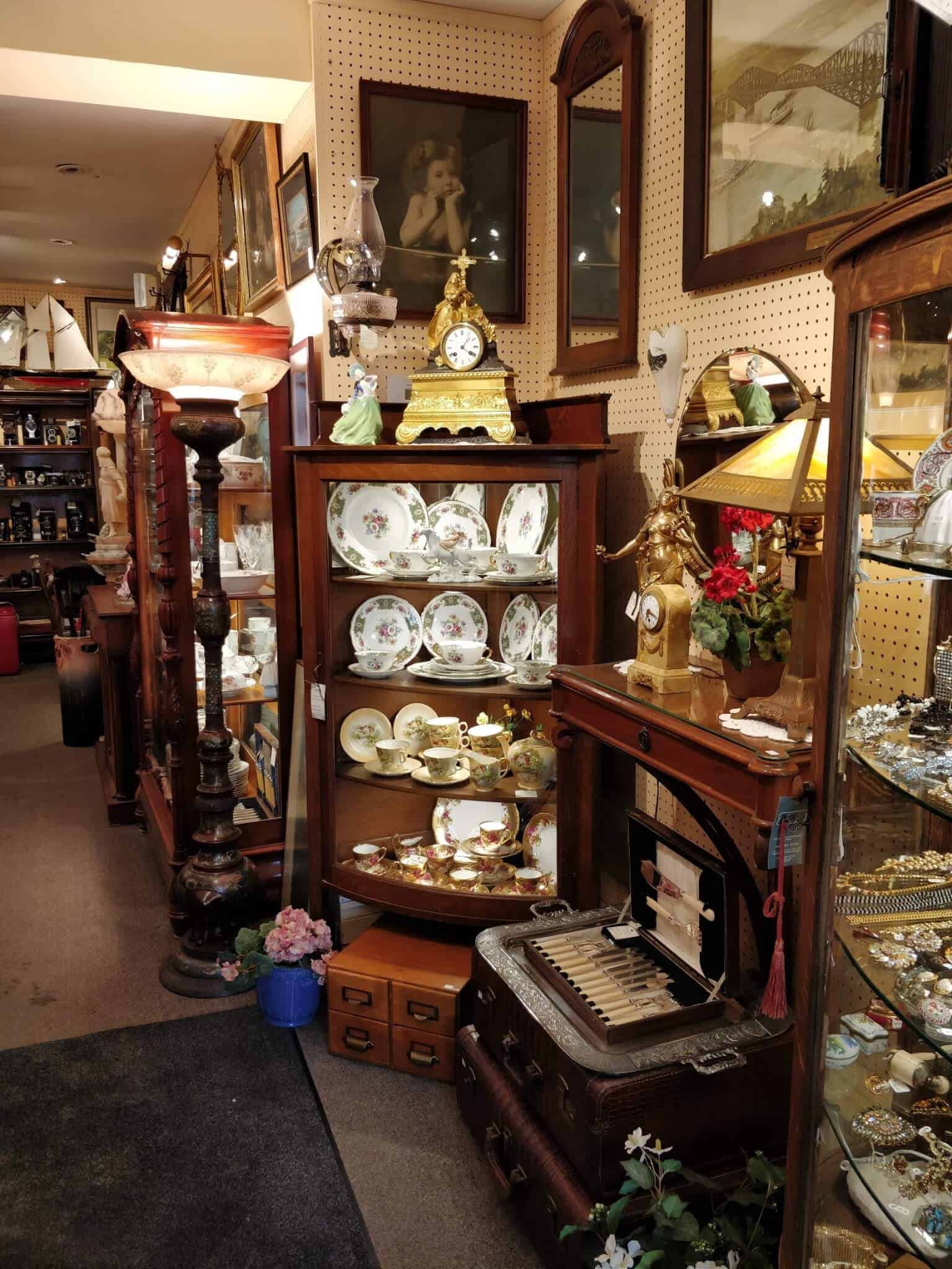 Itaewon Antique Furniture Street 이태원 앤틱 가구 거리 Antique Districts