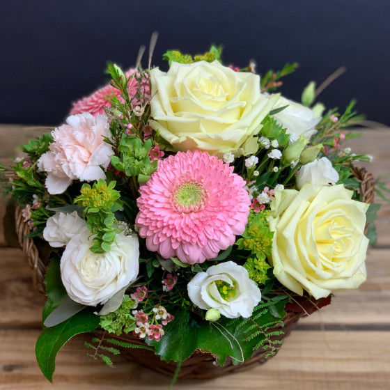 Arrangement de fleurs printanières, panier fleuri pastel, Des Lys