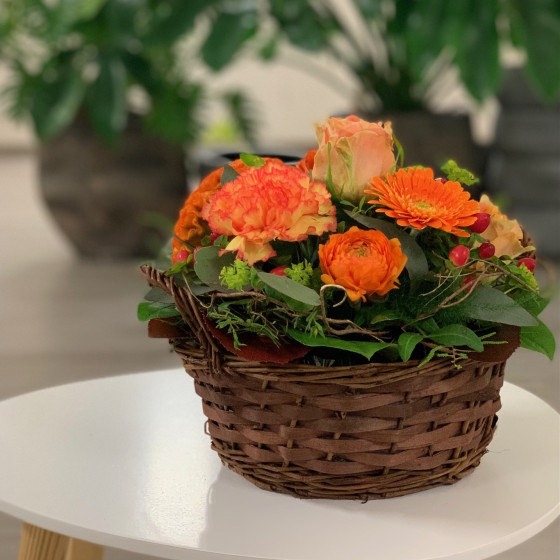 Arrangement de fleurs printanières, panier fleuri pastel, Des Lys