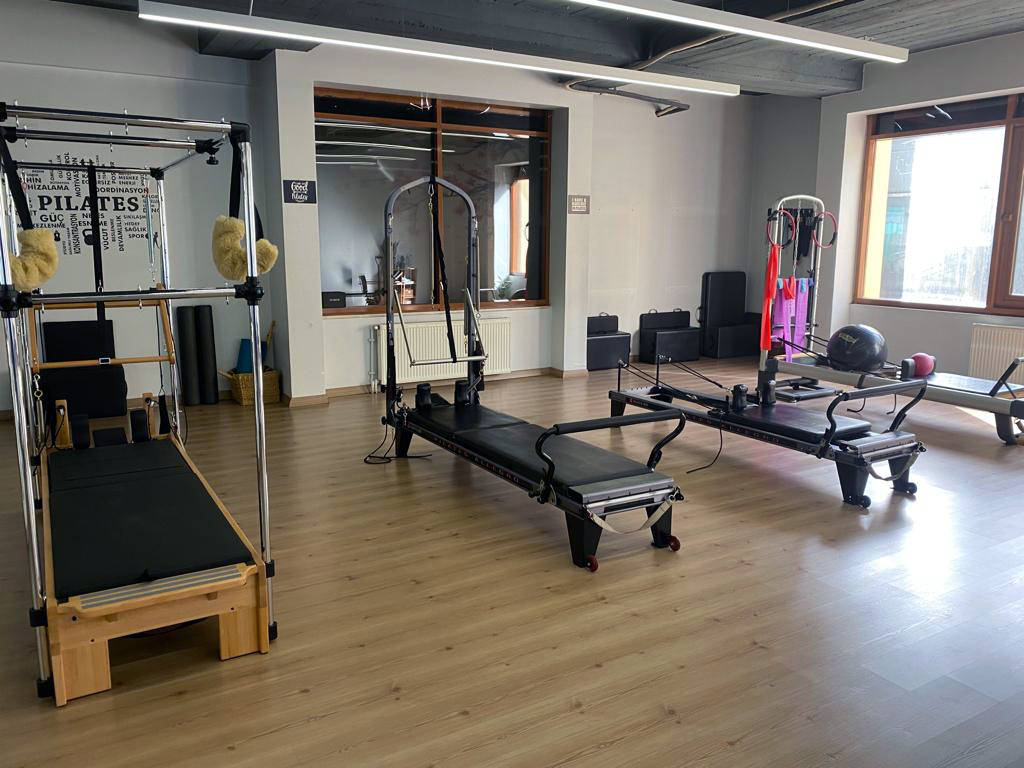Aletli pilates dersi, pilates reformer dersleri Flex Health Club