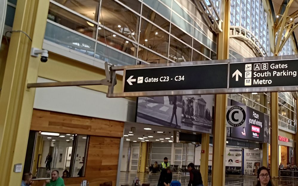 American Airlines Lounge at DCA (C Gates) is a Sad Little Lounge Fly