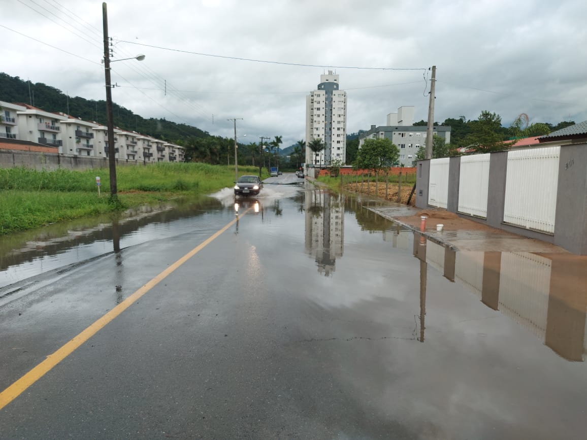 [Vídeo] Após chuva forte, Jaraguá do Sul registra pontos de alagamentos