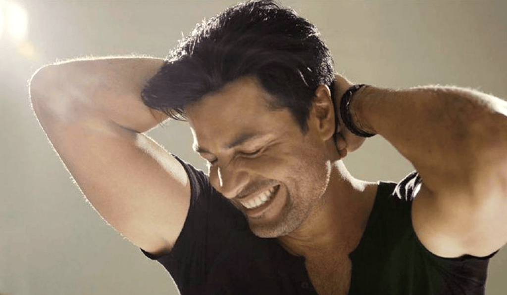 Chayanne muestra como sigue su cuarentena cocinando y sin polera