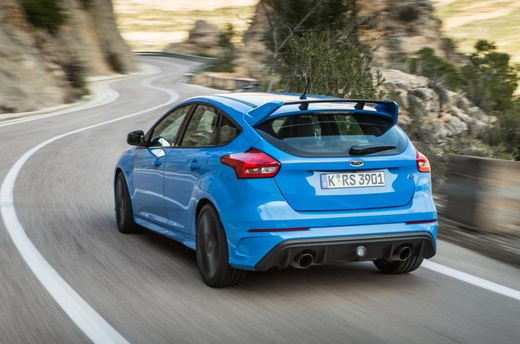 Ford Focus RS vs VW Golf R twin test