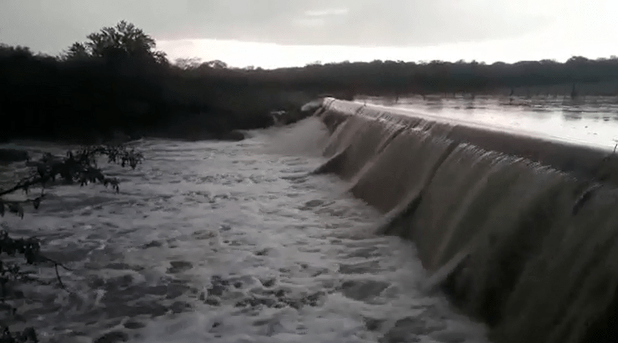 Barragem do Sítio Papagaio amanhece transbordando em Cacimba de Areia