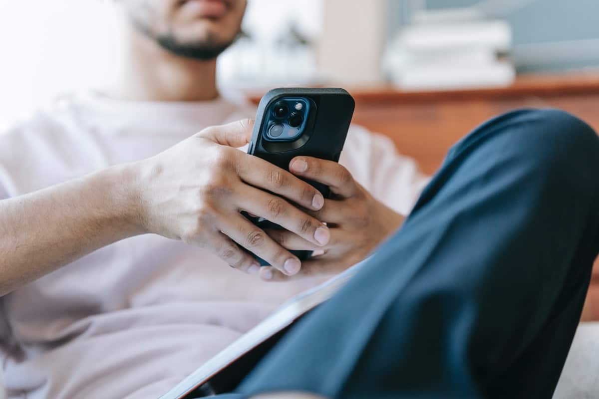 What To Do If a Guy Is Hot and Cold Texting (+ How To Stop It!)
