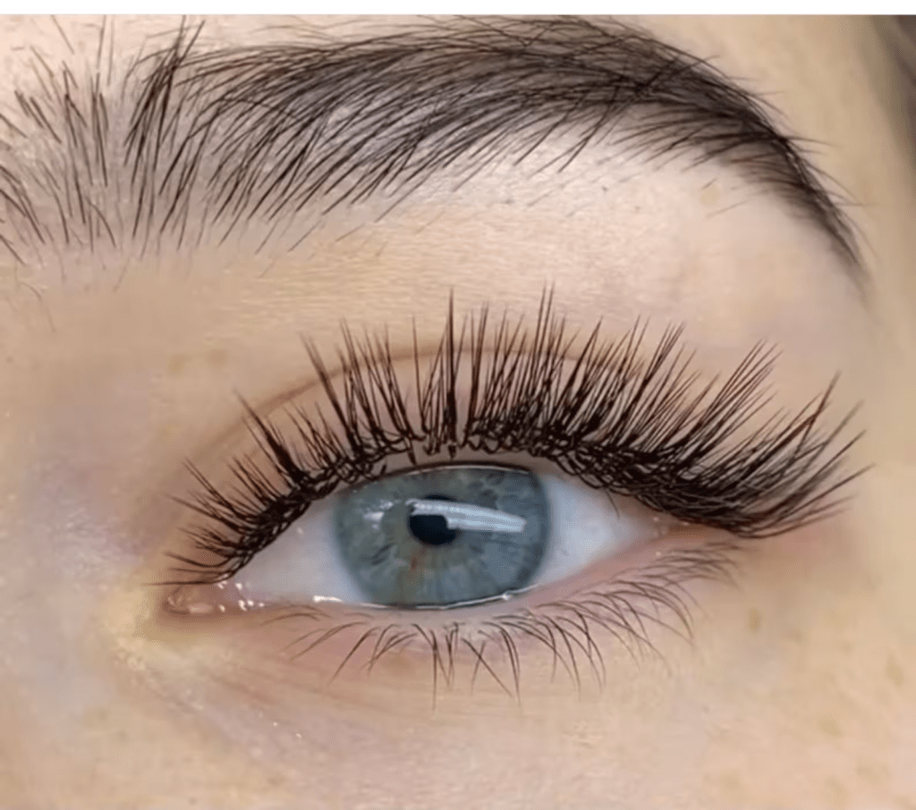 Extension de cils comment réaliser un effet naturel ? Formanails