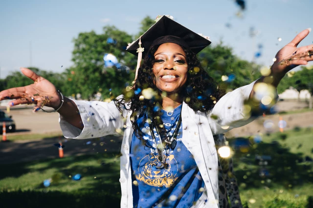 32 Senior Picture Ideas to Ace Grad Season