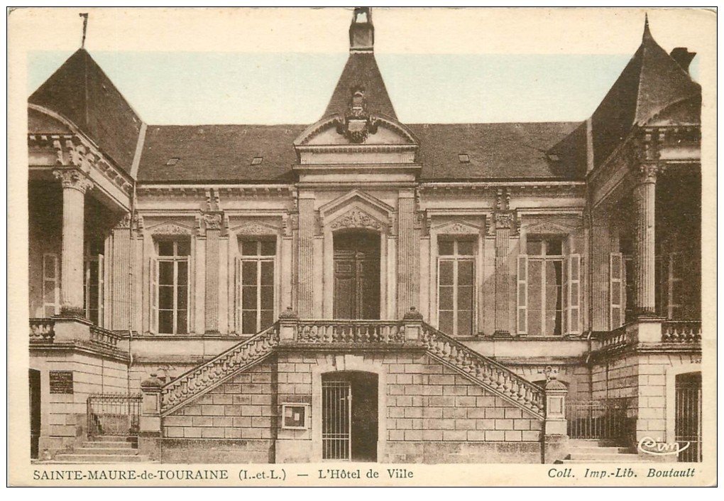 37 SAINTEMAUREDETOURAINE. Hôtel de Ville de face