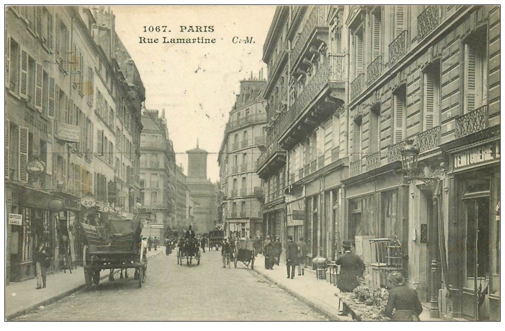 PARIS 09. Marchande de QuatreSaisons Rue Lamartine