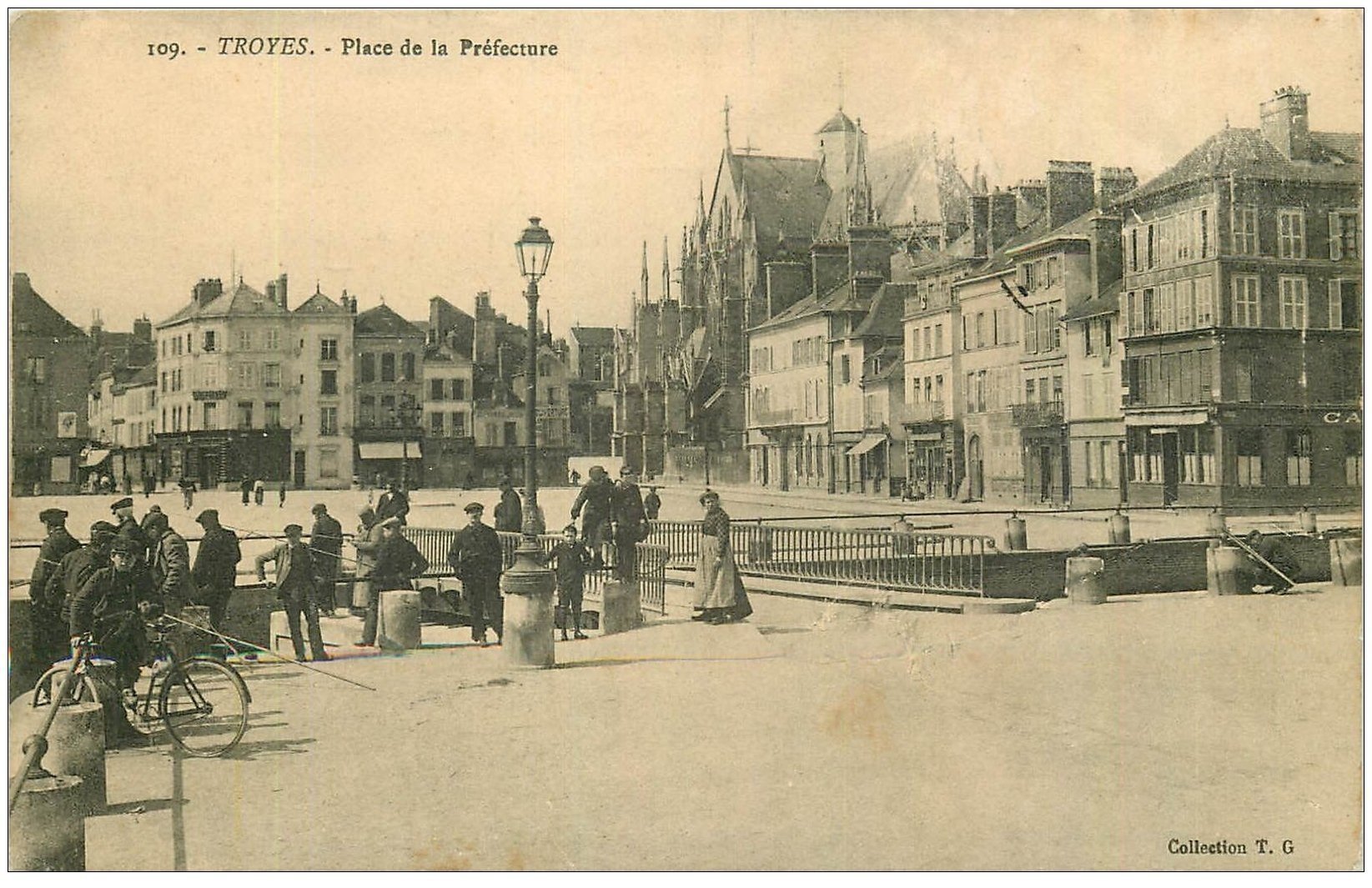 10 TROYES. Pêcheurs Place de la Préfecture