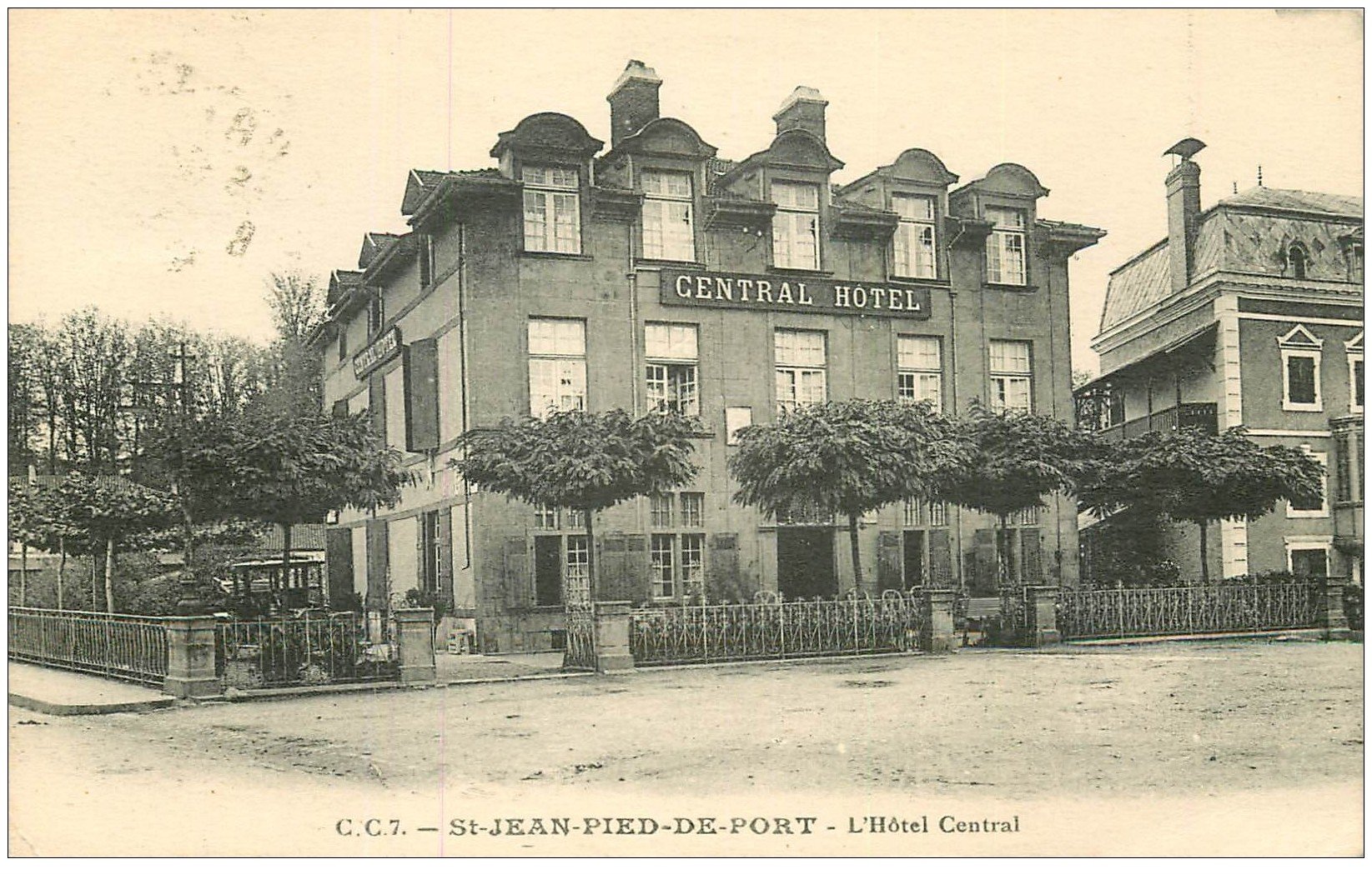 64 SAINTJEANPIEDDEPORT. Hôtel Central 1930