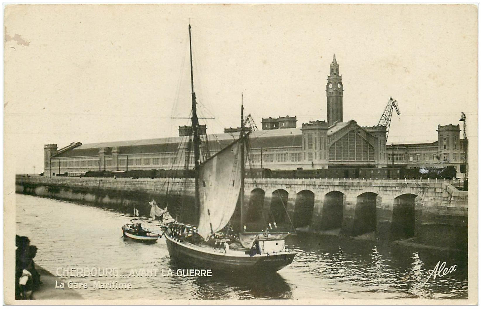 50 CHERBOURG. La Gare Maritime. Carte Photo émaillographie. Morutier remorqué