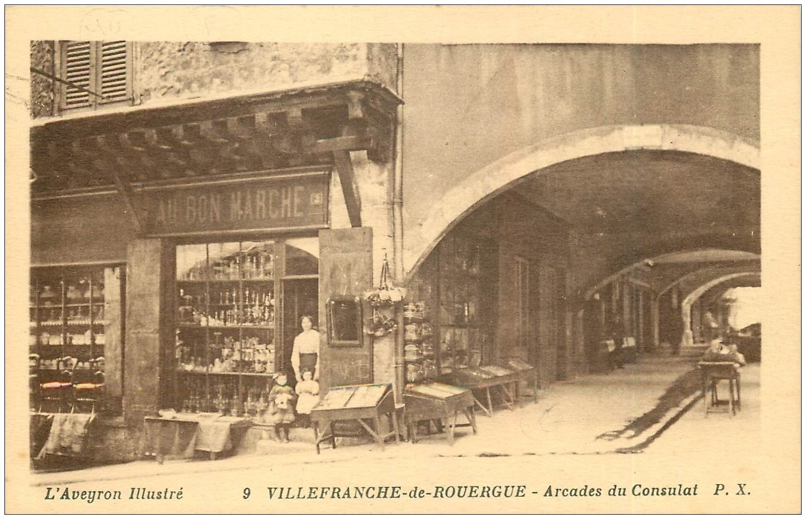 12 VILLEFRANCHEDEROUERGUE. Arcades du Consulat au Bon Marché