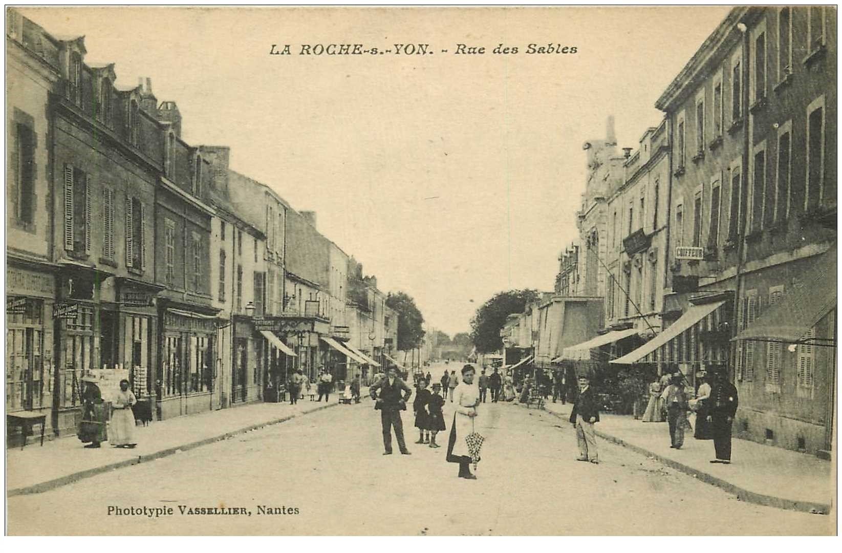 85 LA ROCHE SUR YON. Rue des Sables avec Magasin de cartes postales