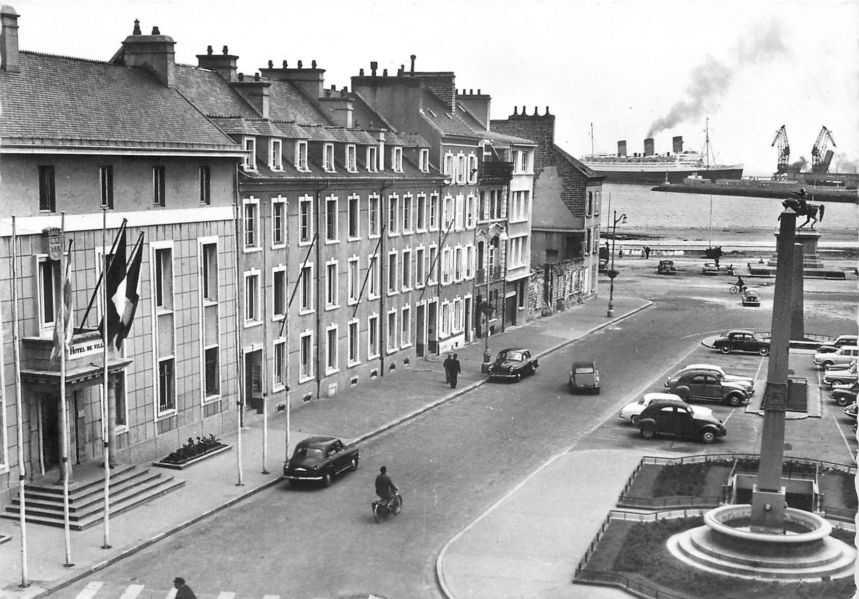 50 CHERBOURG.Hôtel de Ville Place de la République et Queen Mary