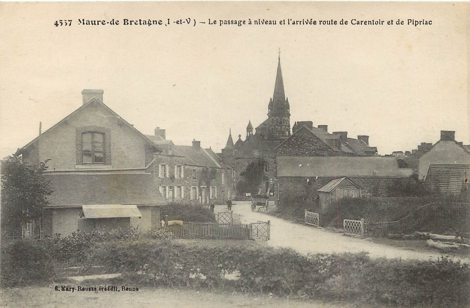 35 MAURE DE BRETAGNE. Passage à niveau et arrivée route de Carentoir et