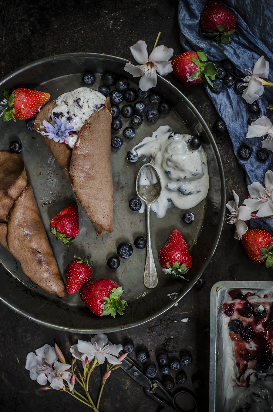 Cialde con gelato variegato ai mirtilli (senza piastra per cialde e