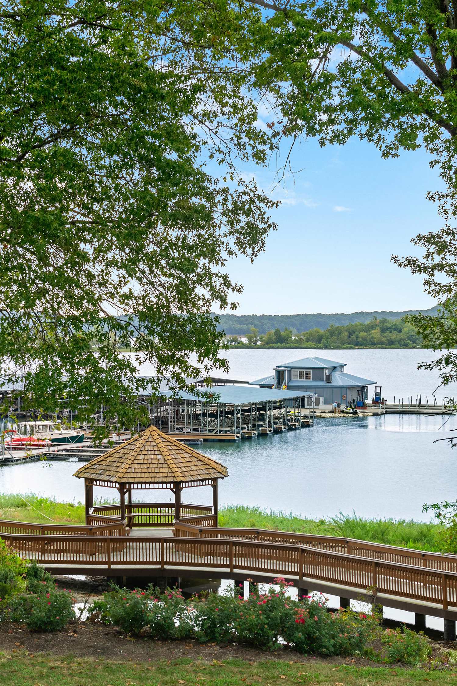 Bloomington IN Hotels, Lake Monroe Fourwinds Lakeside Inn & Marina
