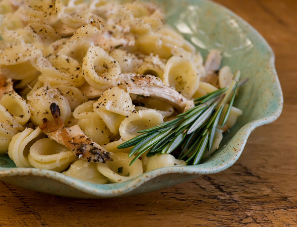 pasta with shredded chicken and rosemary