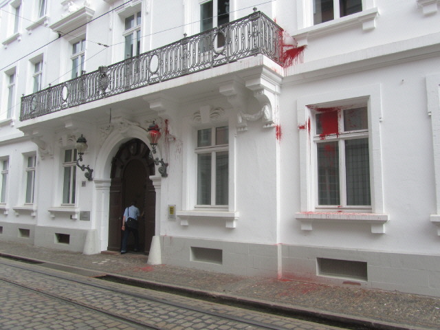 Landgericht Freiburg rote Farbbeutel auf sanierte Fassade Freiburg