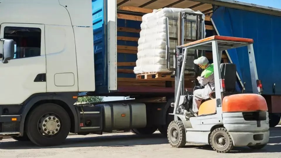 What Is Side Loading in Logistics? Freight Course