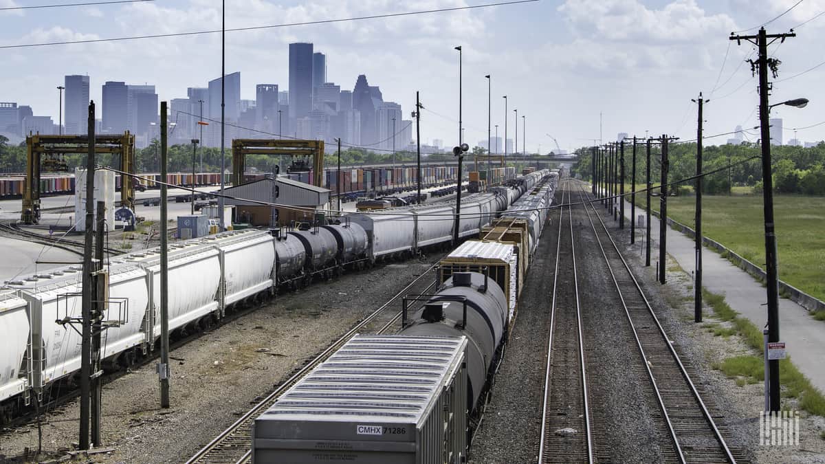 FreightCar America sees benefit in tight rail car supply, better rail