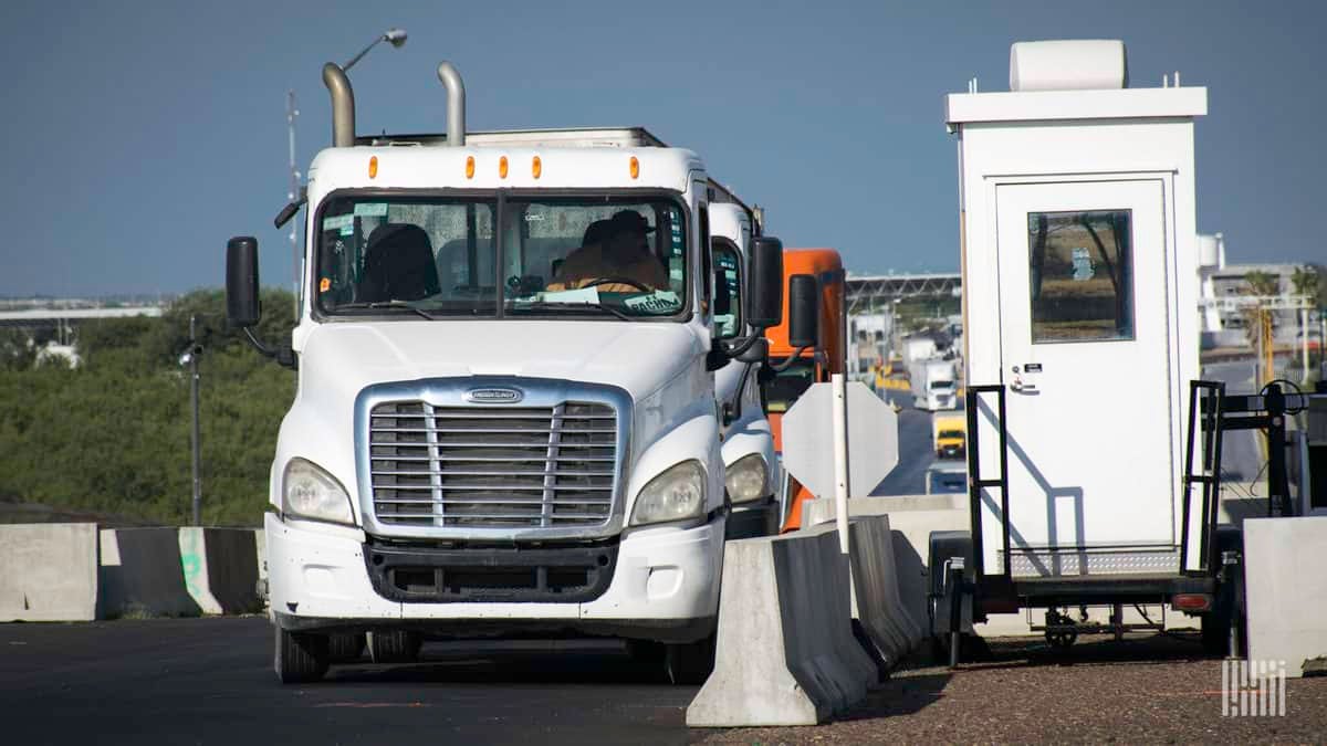 Mexican truckers unlikely to protest vaccine rules, industry observers