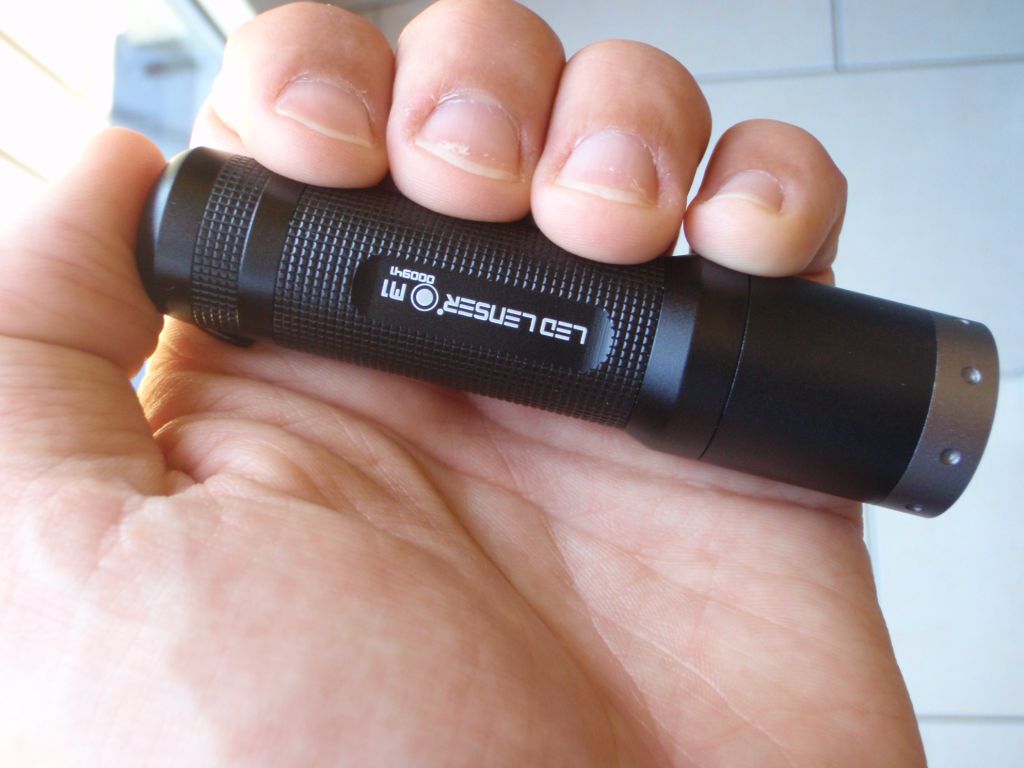 Das Taschenlampen Duell Fenix PD20 vs. LED Lenser M1 « Freiluft Blog