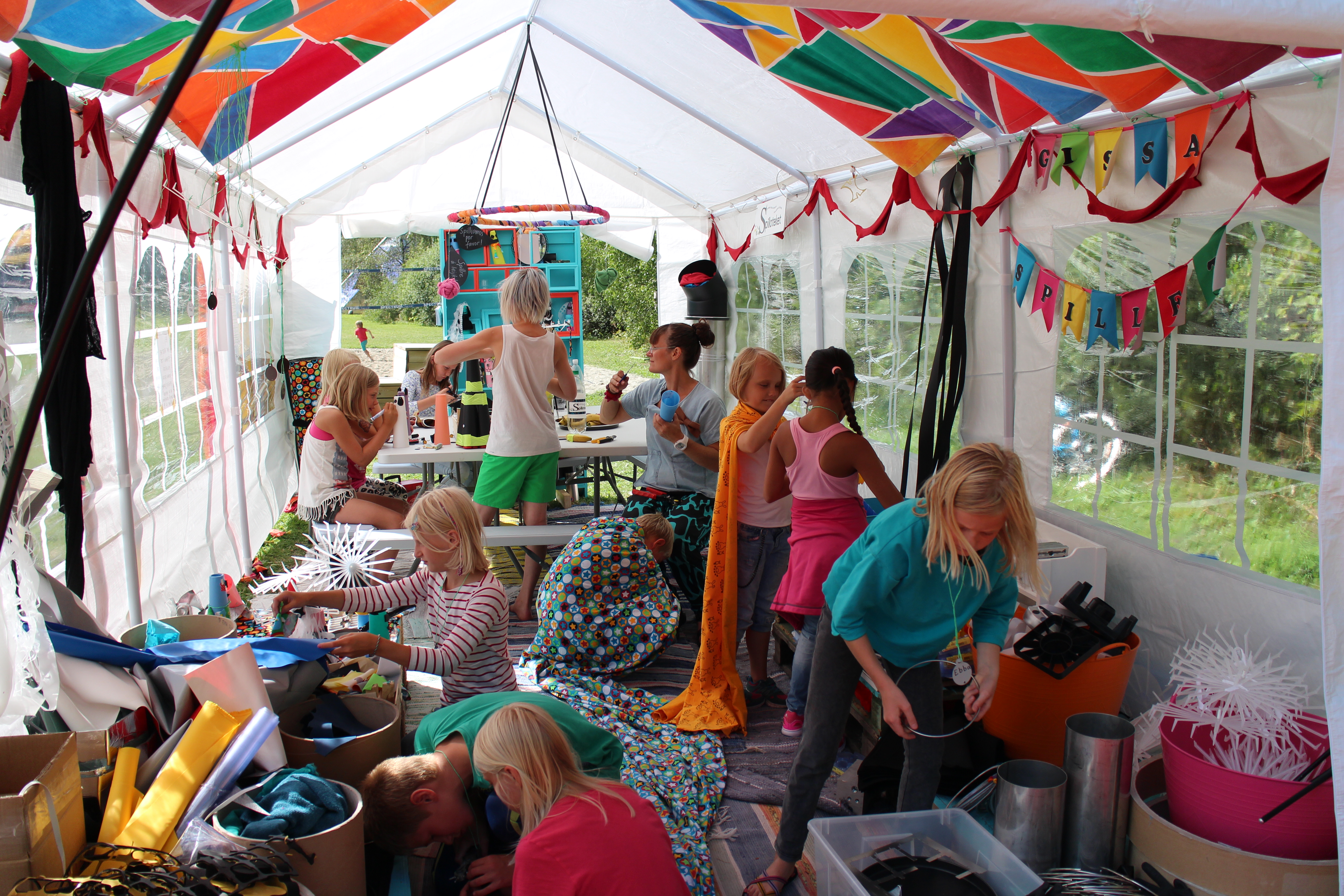 Barn skapar hållbart med skräp Fria.Nu