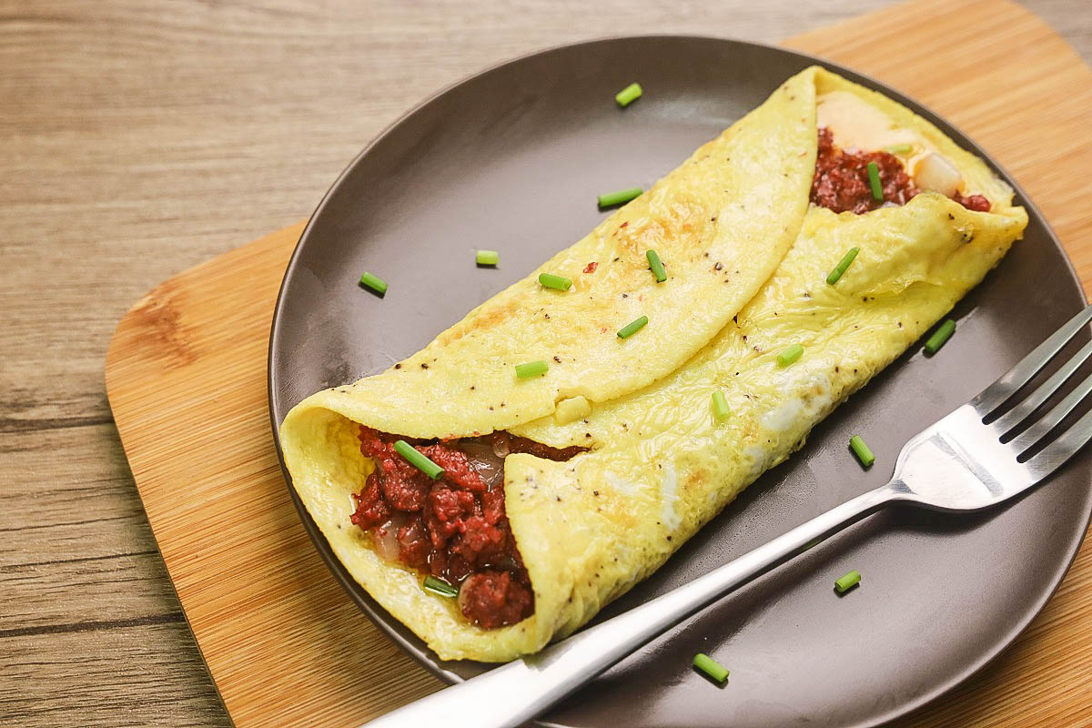 Corned Beef Omelette / Omelet Egg Recipes ( Pinoy Recipes ) 