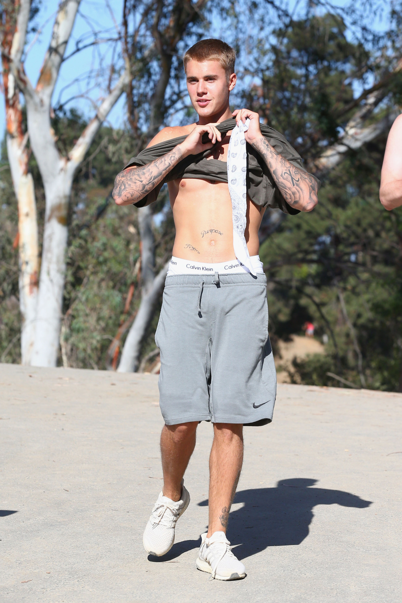 STYLE Justin Bieber, shirtless, but with ADIDAS running shoes