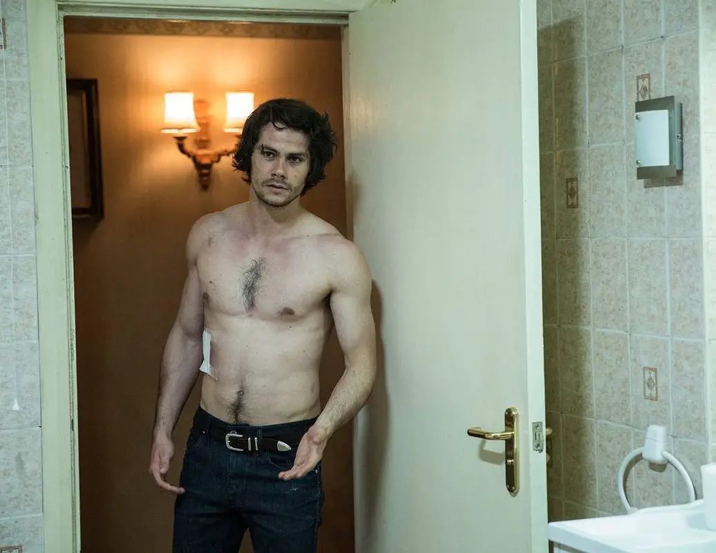 SEXY Dylan O'Brien is a shirtless american assassin Fringues de séries