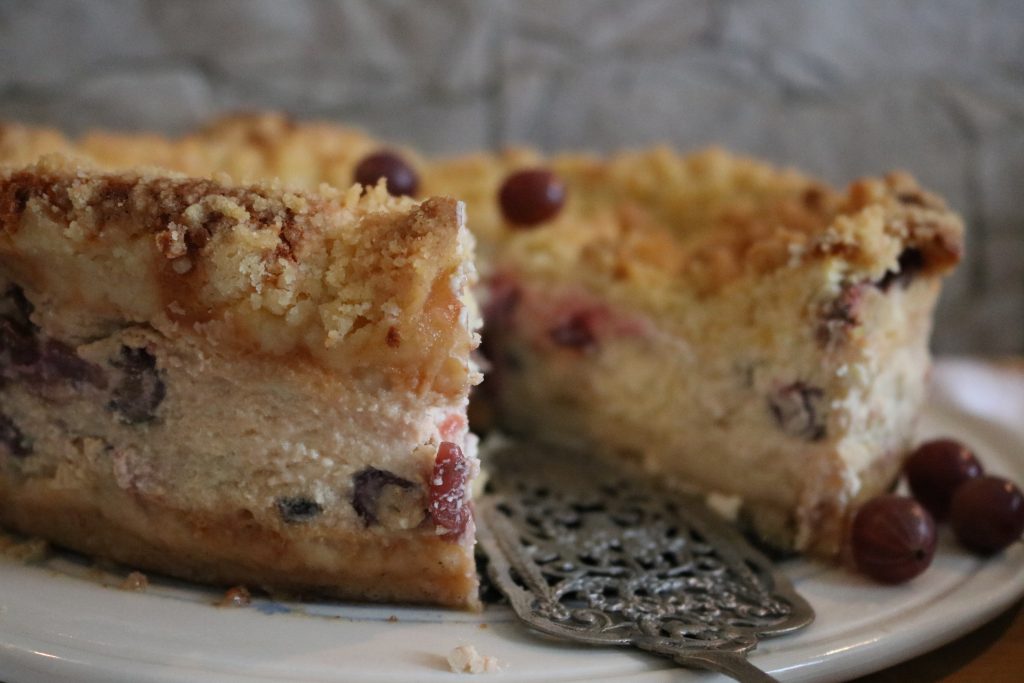 STACHELBEERKUCHEN mit Streuseln und Quarkfüllung saisonaleFrüchte 