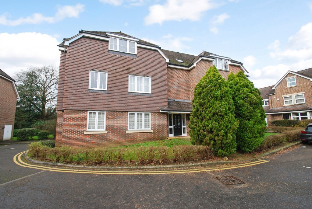 Farnham Common, 2 bedroom, Second Floor Flat