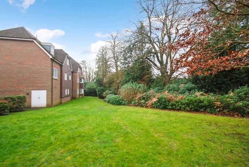Farnham Common, 2 bedroom, Second Floor Flat