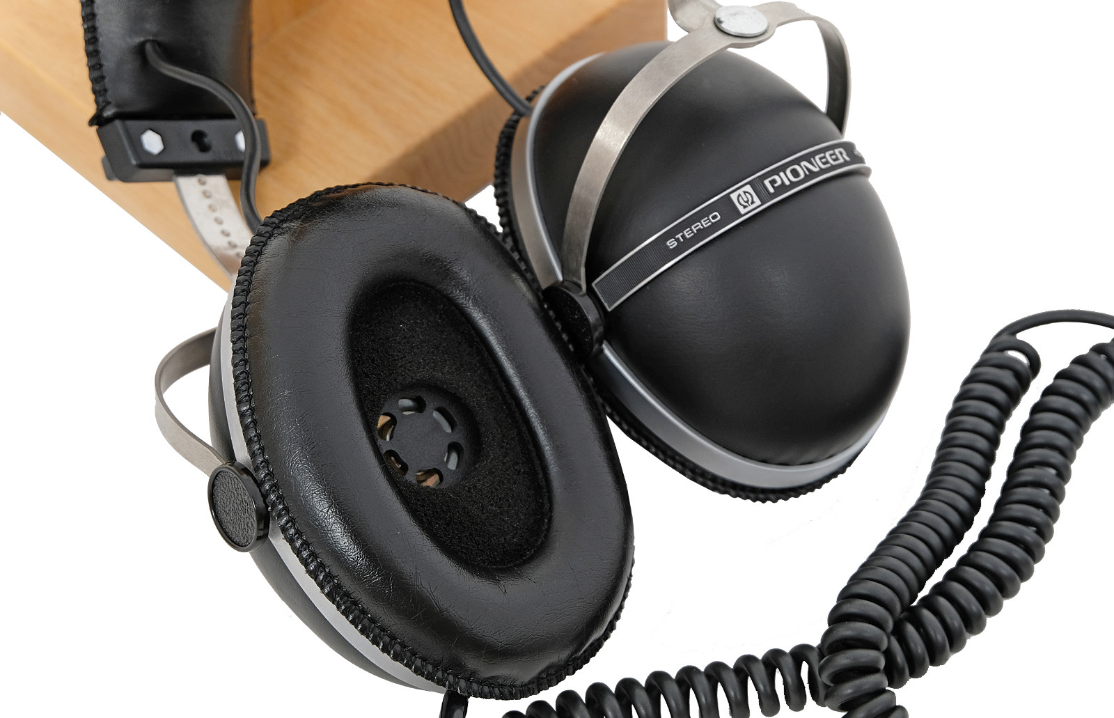 Pioneer SE305 headphones. Classic Vintage. HIFI. Stand included in