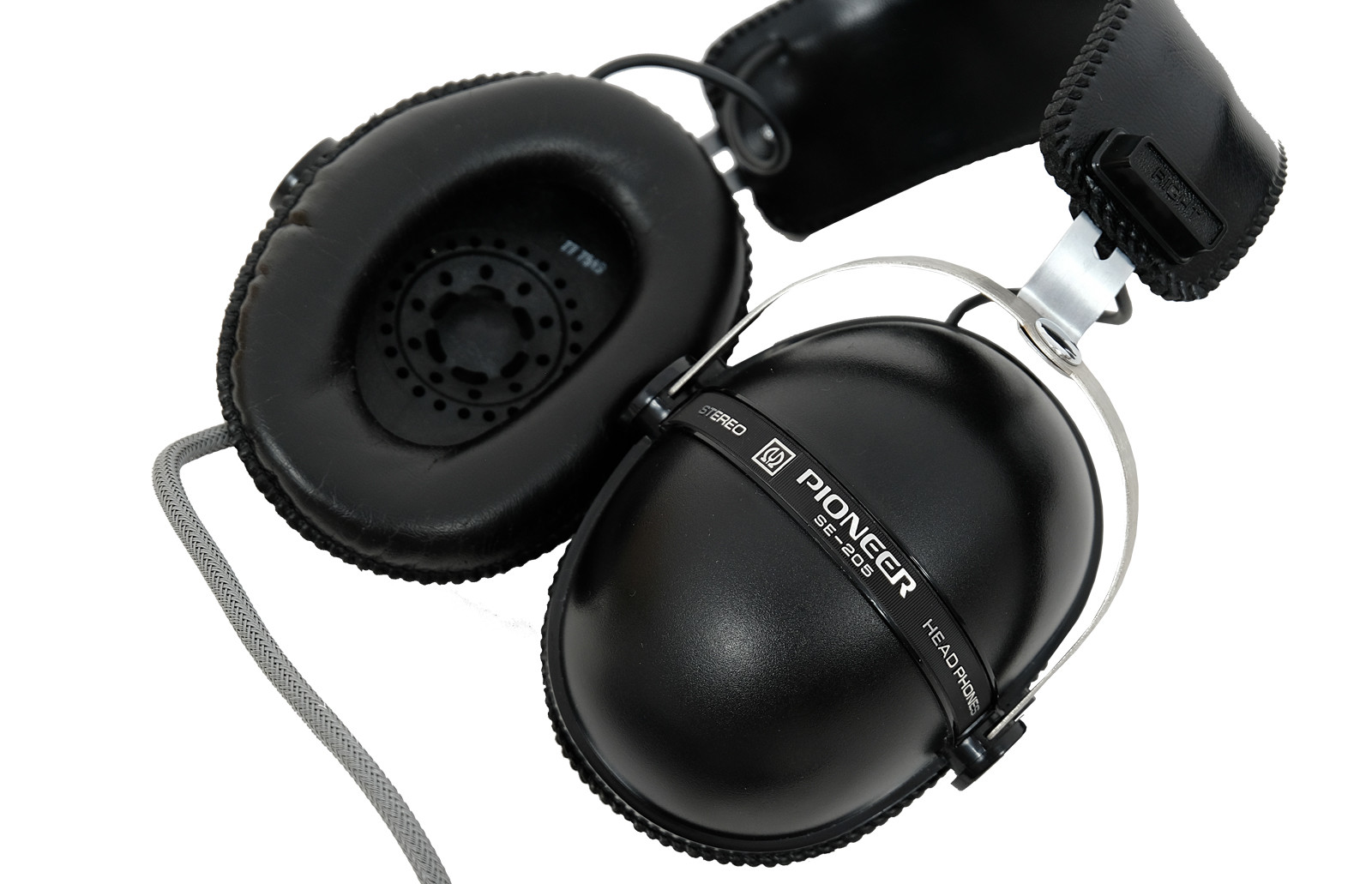 Pioneer SE-205 headphones. Classic Vintage. HI-FI. Stand and leather