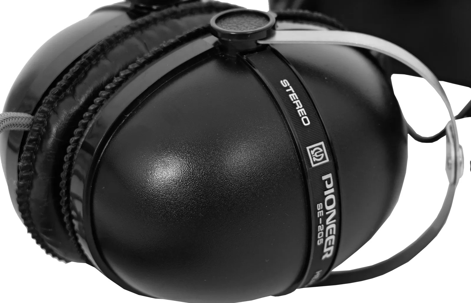 Pioneer SE205 headphones. Classic Vintage. HIFI. Stand and leather