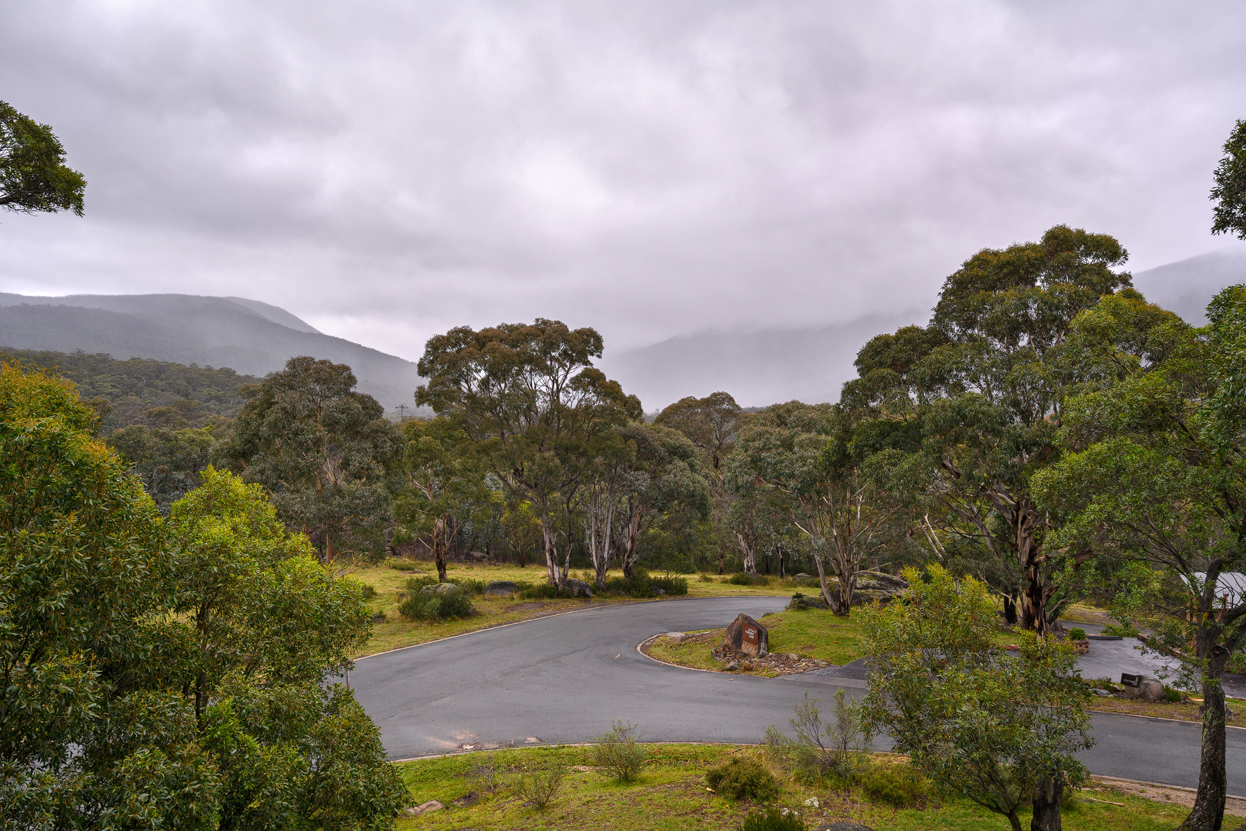 Huge Lake Crackenback Chalet Plus Studio Two for One Price Offers