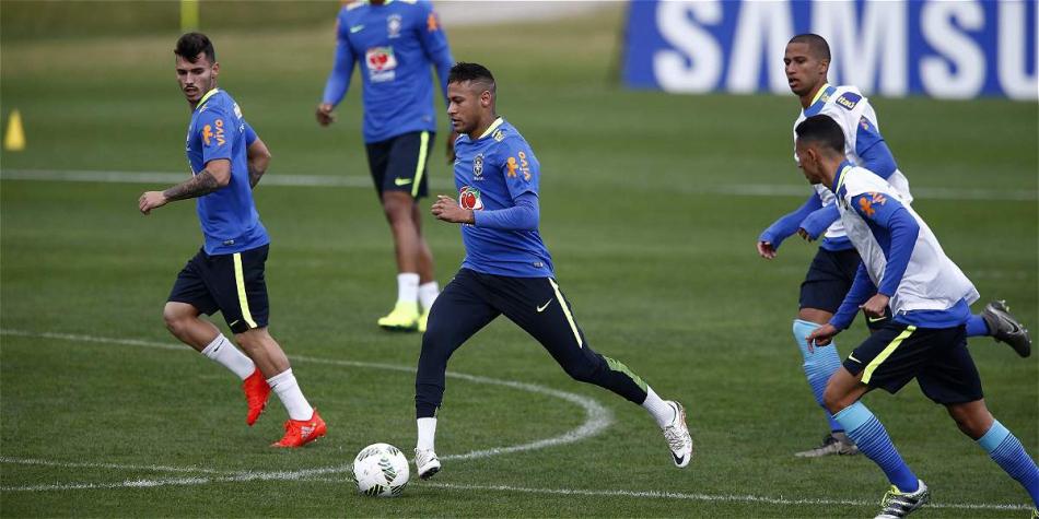 Neymar es el ídolo para sus compañeros de selección Brasil