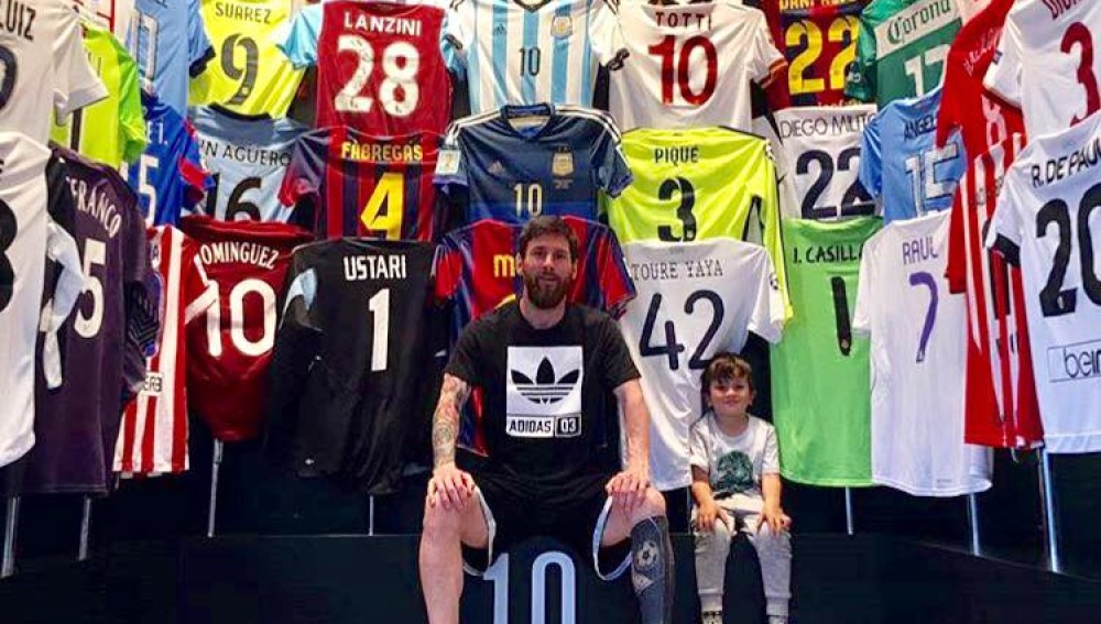 Messi enseña su colección de camisetas de fútbol