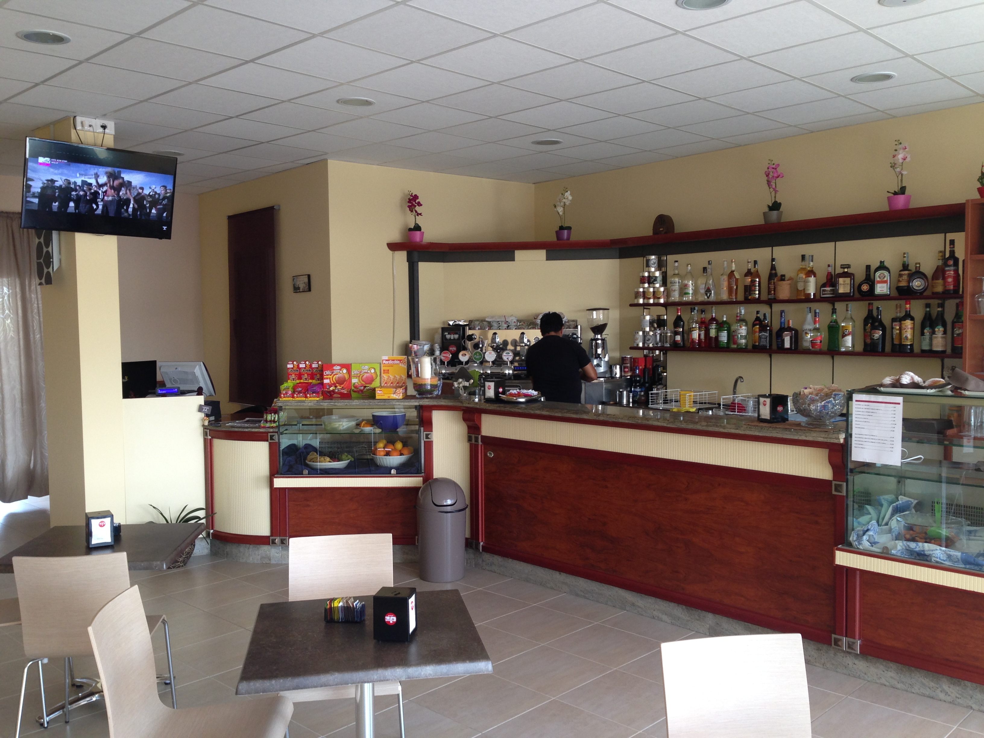 Banco bar + retro banco bar + pedana, a partire da euro 3.250,00 al metro lineare compresa installazione. Banco Bar Usato In Ottimo Stato Gab Arreda Rimini