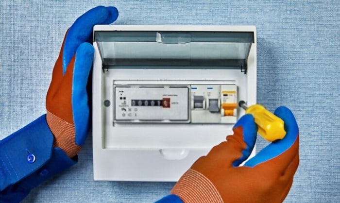 How to Wire a 100 Amp Sub Panel From a 200 Amp Main Panel?